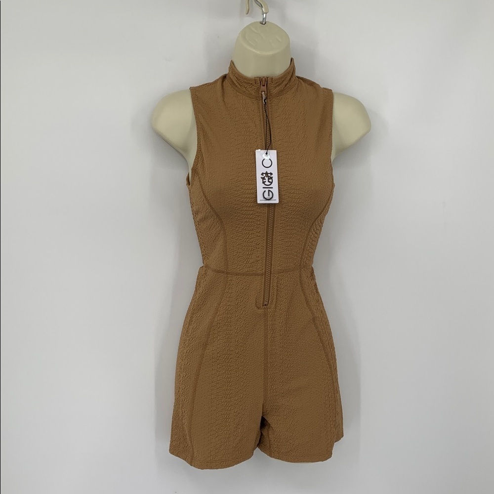 GIGI C Keelan romper textured camel tan zipper stretch keyhole activewear new XS